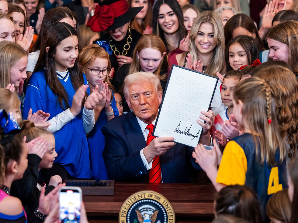 Donald Trump firma la orden contra las deportistas trans rodeado de niñas. FUERA DEL ÁREA