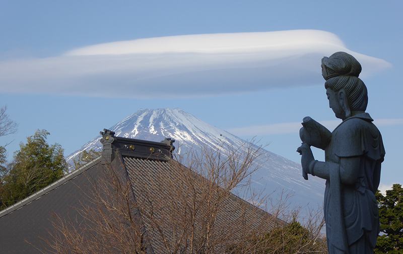 寺から富士山を望む