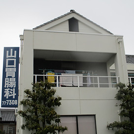 看板と建物