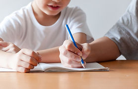 勉強する小学生