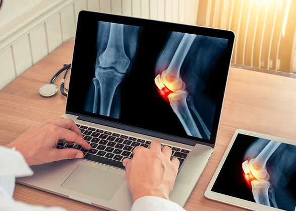 レントゲンを診る医師