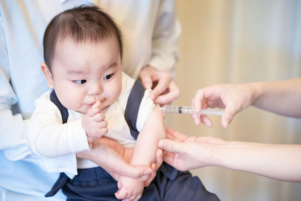 注射を打つ幼児