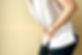 腹部が痛い女性
