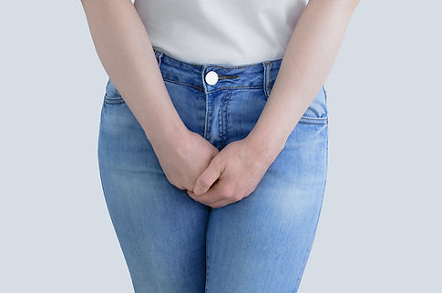 股間を押える女性
