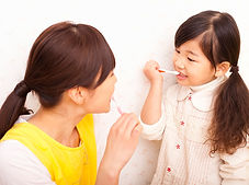 歯磨きをする親子