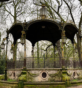 Pavillon zum Lesen eines guten Buches in einer fremden Stadt