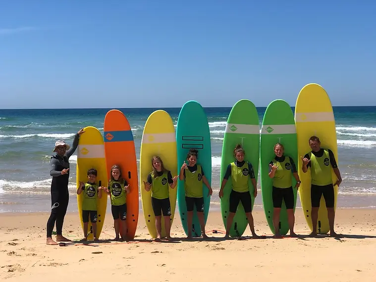 Cours de surf pour débutants et familles à Léon, encadré par un moniteur