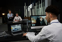 Homem monitorando prédio comercial na empresa de sistemas de segurança