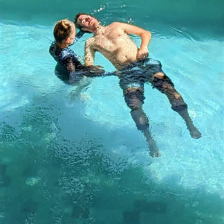 zwei Personen im Wasser