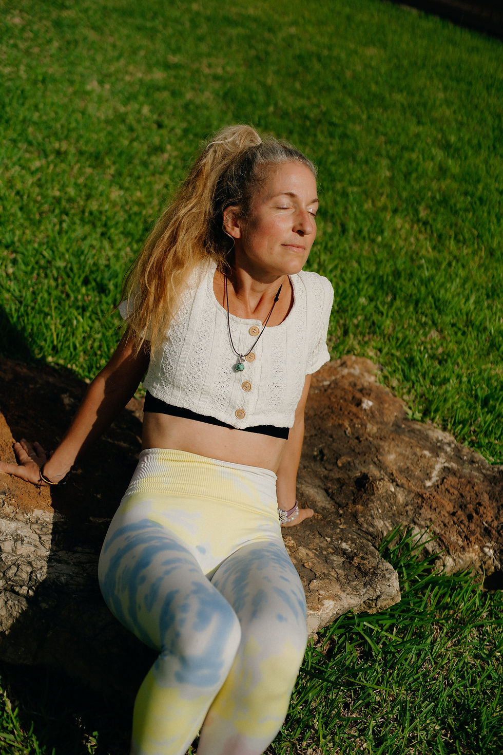 Frau sitzt in der Sonne