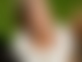 Frau mit geschlossenen Augen in der Sonne sitzend