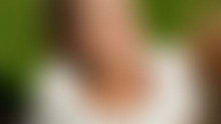 Frau mit geschlossenen Augen in der Sonne sitzend