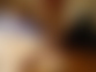 Yogalehrerin gestaltet ein Mandala für die Yogastunde