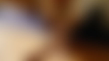 Yogalehrerin gestaltet ein Mandala für die Yogastunde