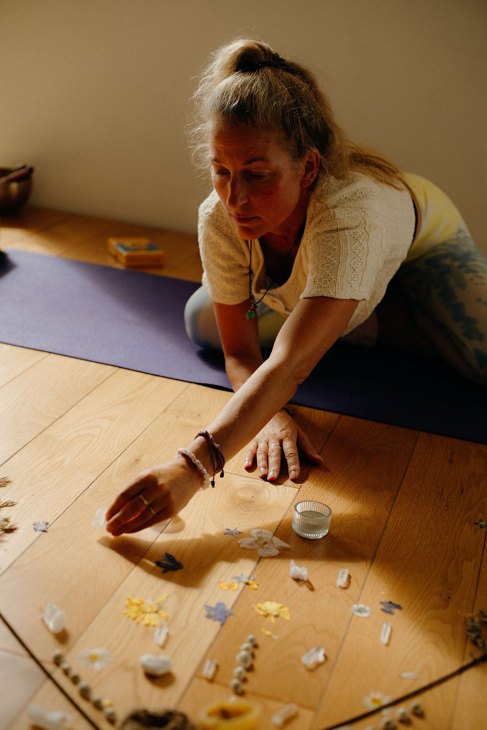 Yogalehrerin gestaltet ein Mandala für die Yogastunde
