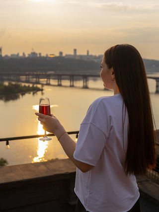 Романтичний літній вечір в Києві на даху хмарочоса