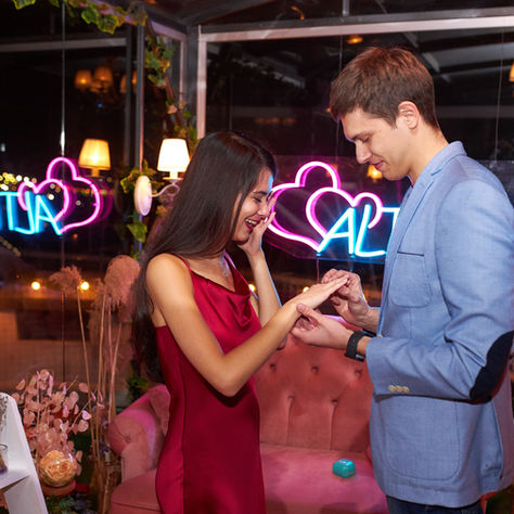 Романтична пропозиція руки та серця  на даху київської висотки