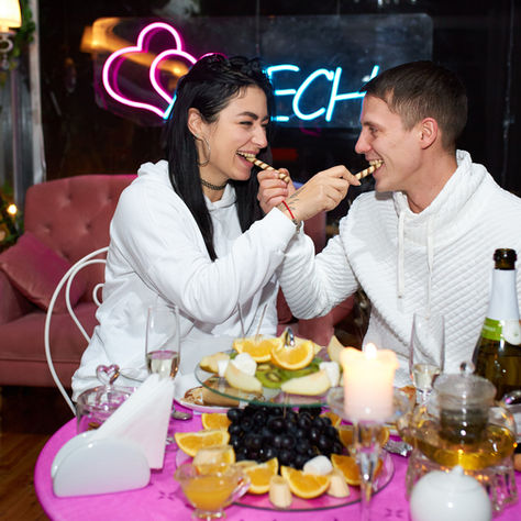 Романтическое свидание на крыше в зимний вечер