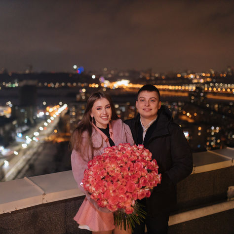 Романтичне освідчення на даху в сніжний зимовий вечір