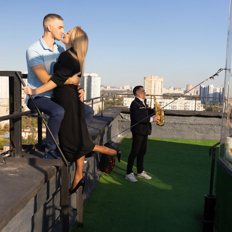 Романтична пропозиція осіннього вечора  на даху в Києві 