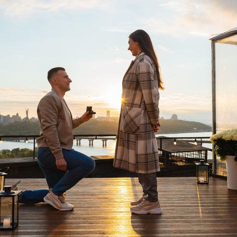 Романтичне освідчення на даху з мальовничим видом на Дніпро