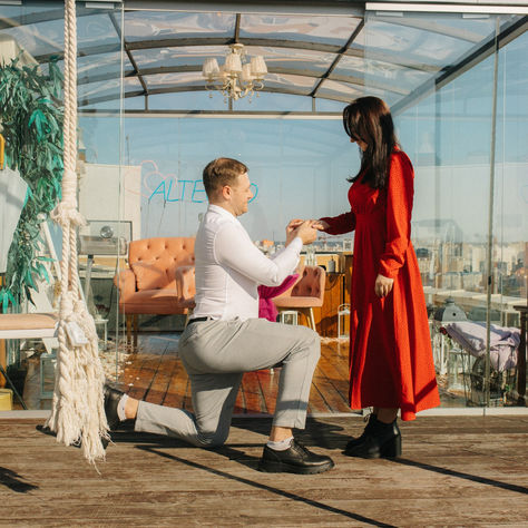 Романтична пропозиція в весняний день на даху Альтечо