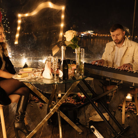 Мелодія для коханої в зимовий  романтичний вечір на даху