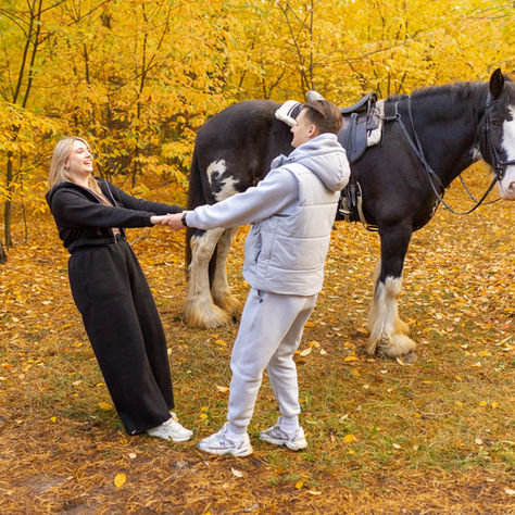 Романтична прогулянка на конях в осінньому лісі