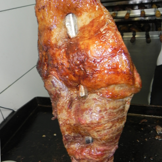 Trabalhamos apenas com carnes de qualidade, temperadas na medida certa e assadas com técnica para garantir maciez e suculência.