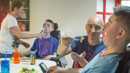 Aidants : leur rendre hommage c’est bien, les aider c’est mieux ! #UrgenceAideàDomicile