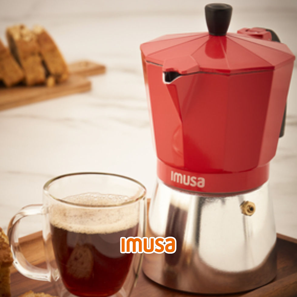 Miniatura: Cafetera roja Imusa con taza de café y galletas en fondo blanco. Imvel Estufas