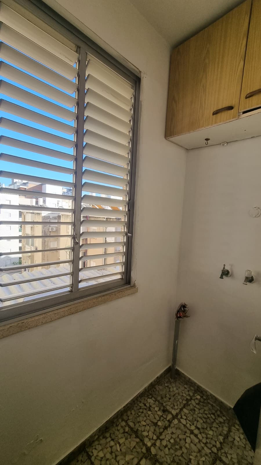 Миниатюра: В аренду  4 комнаты  в центре    להשכרה4 חדרים   בנתניה