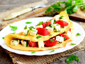 Crepioca de queijo com tomate e orégano