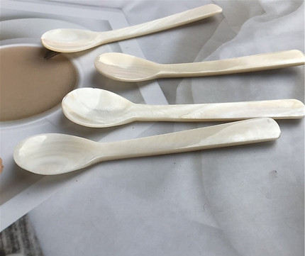 Neben unserem Perlmuttbesteck bieten wir ebenfalls ausgesuchten Schmuck an, wodurch Sie bei uns weit mehr als ausschliesslich Perlmuttlöffel kaufen können. Beim Design steht bei uns die Ursprünglichkeit und der Fokus auf die natürliche Schönheit der Muschel im Vordergrund.
