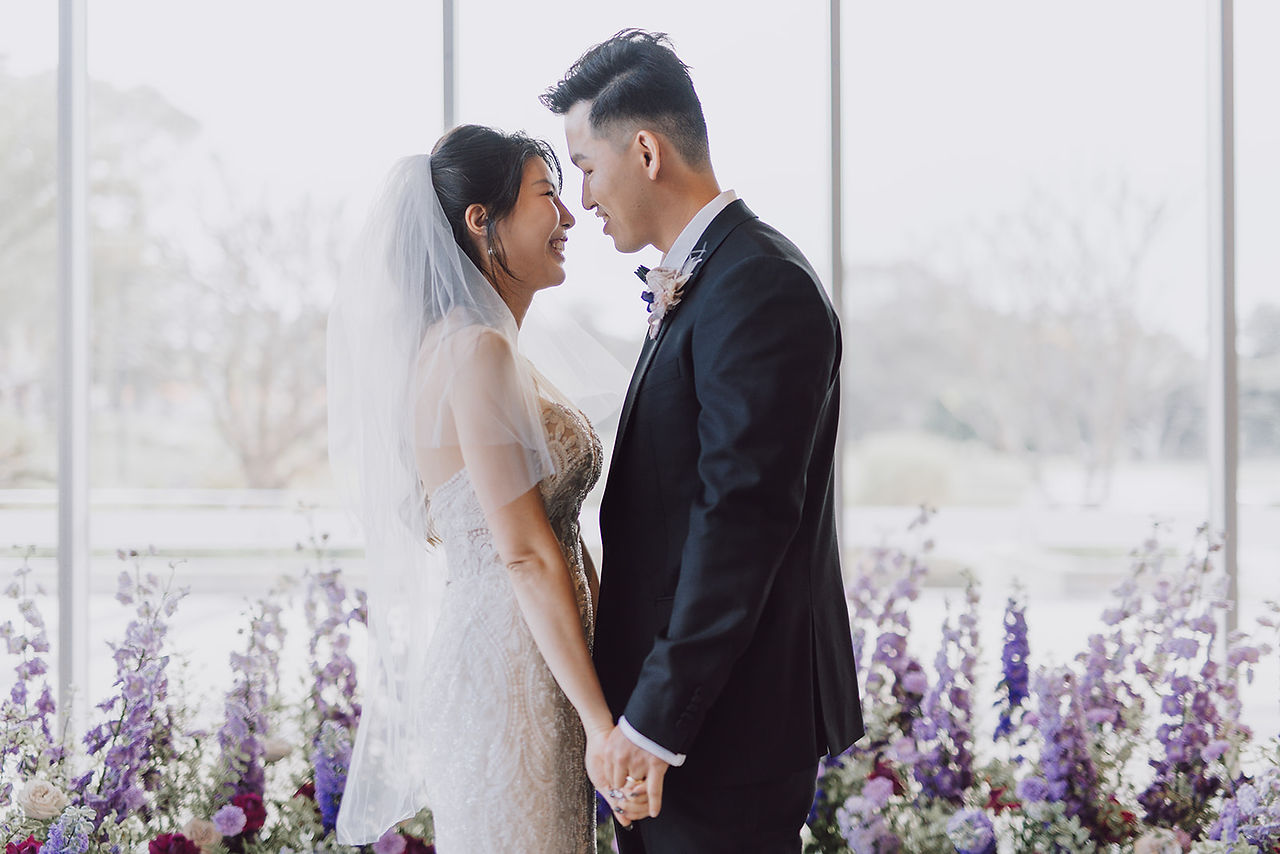 wedding chinese couple kissing