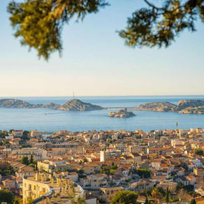 Panorama de Marseille et des îles du Frioul en fin de journée, cadre d'une soirée d'anniversaire entre adultes.