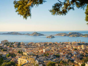 Panorama de Marseille et des îles du Frioul en fin de journée, cadre d'une soirée d'anniversaire entre adultes.
