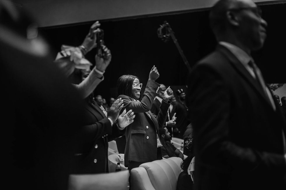 Invités applaudissant avec enthousiasme lors d'un gala d'entreprise, ambiance élégante