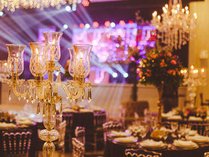 Salle de réception haut de gamme avec chandeliers en cristal, décor pour un gala d'entreprise prestigieux