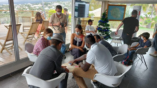 Réunion de groupe, plusieurs personnes assises discutent