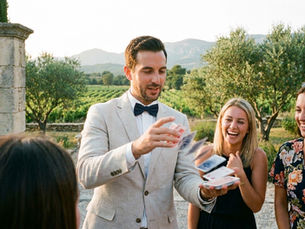 Magicien en Vaucluse réalisant un tour de cartes en close-up lors d’un mariage en extérieur en Provence.