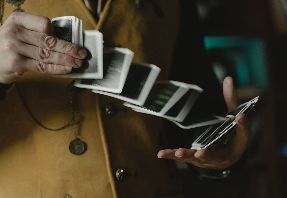 Mains d'un magicien expert manipulant des cartes avec précision lors d'une animation cocktail premium