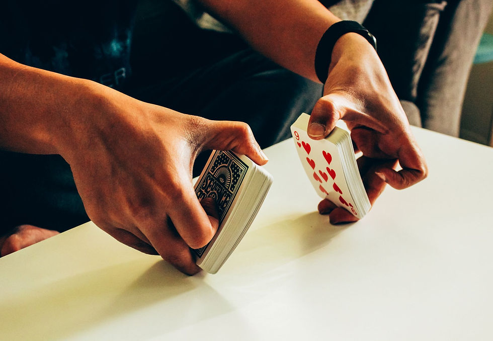 Mains expertes d'un magicien manipulant les cartes avec précision et élégance