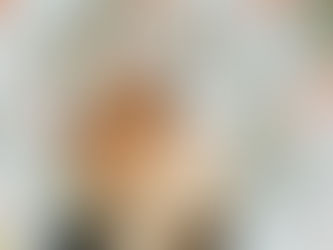 Cartes à jouer en suspension devant le visage d'un magicien, illustration de la magie close-up