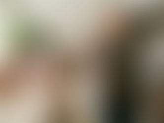 Magicien faisant jaillir un éventail de cartes devant une résidente ravie, dans le salon d’une maison de retraite.