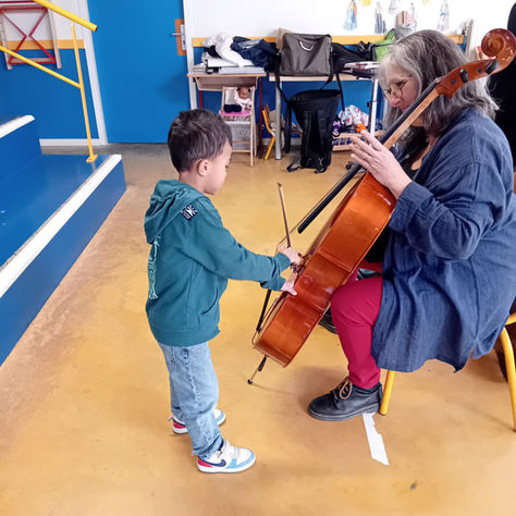 un violoncelle à l'école