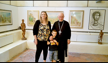 Sonia Testa mostra Agostini aula capitolare Valvisciolo con l'abate p.Eugenio Romagnuolo