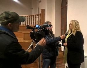 Sonia Testa guida gae intervistata tv locale dopo convegno sui cistercensi a Roccagorga