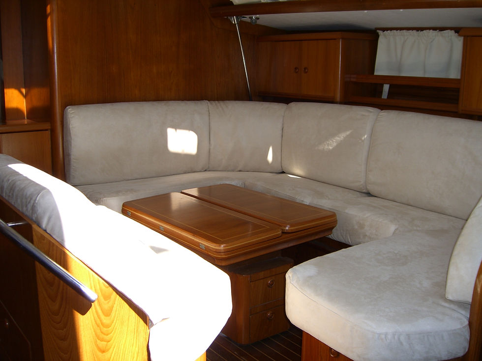 salotto interno barca