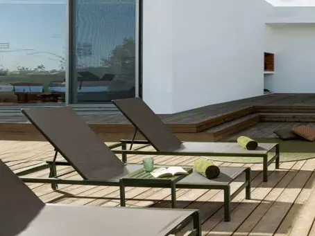 Comfort all’aperto con la linea Konnor Lettini, tavolini e sedute per arredare il tuo outdoor